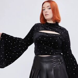 NWT ✨🖤 Cider Bell Sleeve Velvet Star Cut Out Crop Top